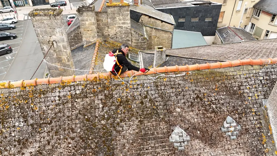 Entretien de toiture à Montreuil-Bellay — Frédéric Bigot, couvreur, intervention sur ardoise et bâti ancien