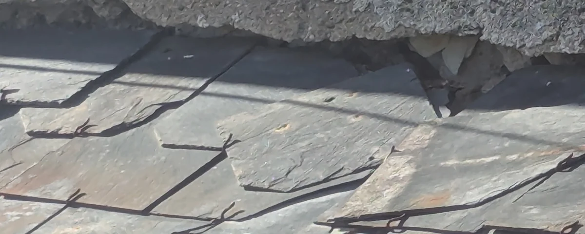 Couvreur à Doué-en-Anjou — Frédéric Bigot, réparation ardoise et faîtage sur bâti ancien