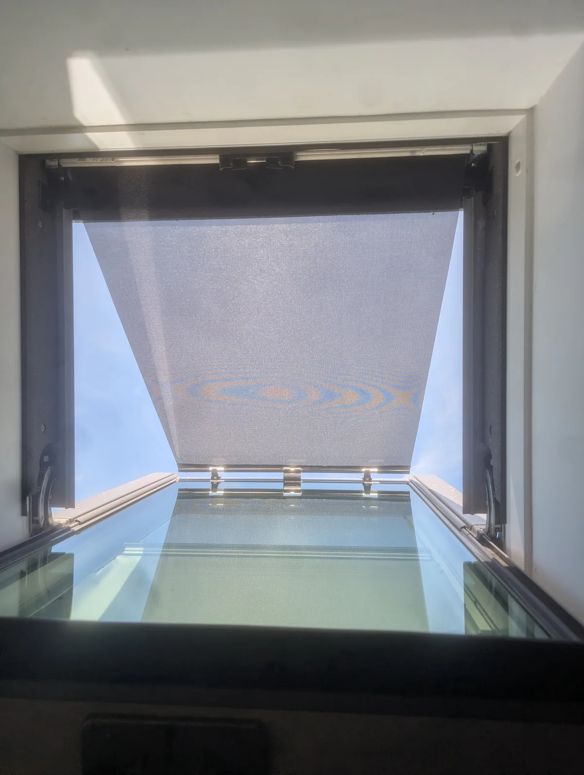 Store extérieur Velux déployé devant le vitrage tout en laissant passer la lumière naturelle